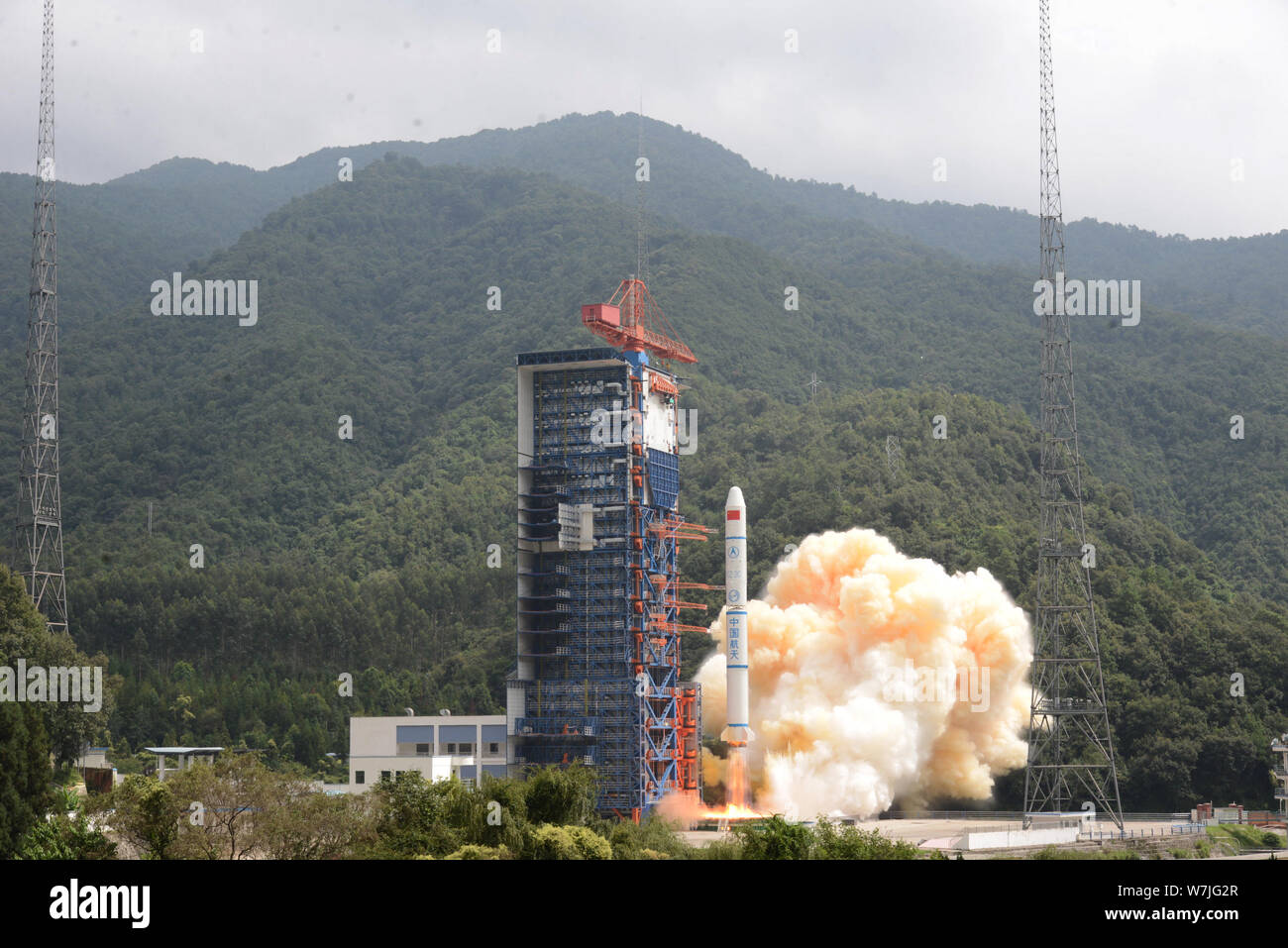 Eine Long-March2C-Trägerrakete mit Chinas drei Fernerkundungssatelliten geladen, Yaogan-30 01 Satelliten, hebt an der Xichang Satellite Launc Stockfoto