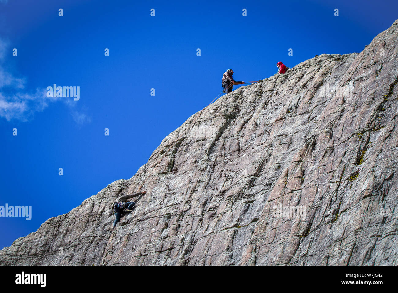 Bergsteiger aufsteigen, eine senkrechte Felswand mit Seilen, Kabelbäume und Skill auf einem Wochenende in einem Bergtal Stockfoto