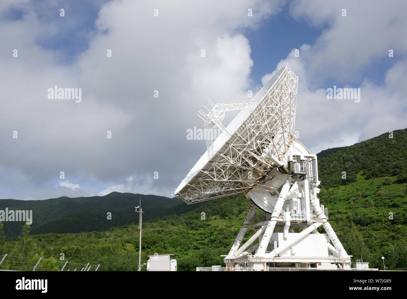 Ishigaki, Japan, 01.05.2019, Blick auf Vera Radioteleskop in Ishigaki Island entfernt. Dieses Teleskop ist mit anderen Teleskopen in Japan verbunden ist, das Stockfoto