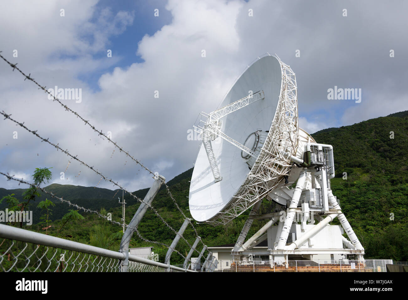 Ishigaki, Japan, 01.05.2019, Blick auf Vera Radioteleskop in Ishigaki Island entfernt. Dieses Teleskop ist mit anderen Teleskopen in Japan verbunden ist, das Stockfoto