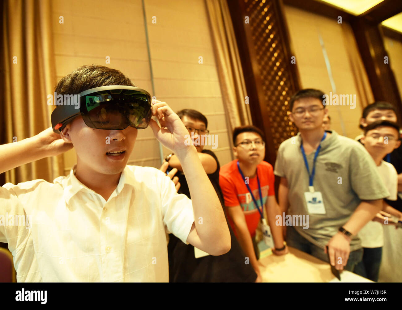 Ein Besucher versucht, HoloLens smartglass mit Mixed Reality von Microsoft bei einem neuen Produkt erleben Veranstaltung in Hangzhou City, East China Zhejiang Stockfoto