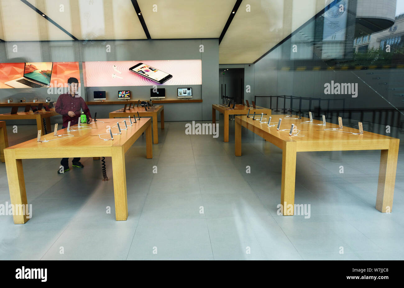 Eine chinesische Shopper versucht, ein iPhone 8 Smartphone zu einem Flagship Store von Apple in Hangzhou City, East China Zhejiang provinz, 22. September 2017. Stockfoto