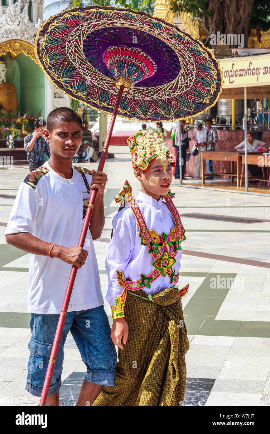 Yangon, Myanmar-May 6 2014: Junge gekleidet für religiöse Zeremonie in der shwedagon Pagod. Die Pagode ist der heiligste in allen von Myanmar. Stockfoto