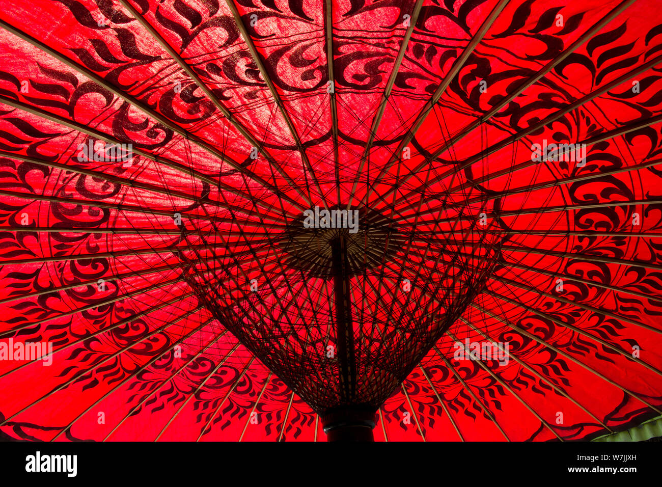 Detail der roten Sonnenschirm von der Sonne hervorgehoben Stockfoto