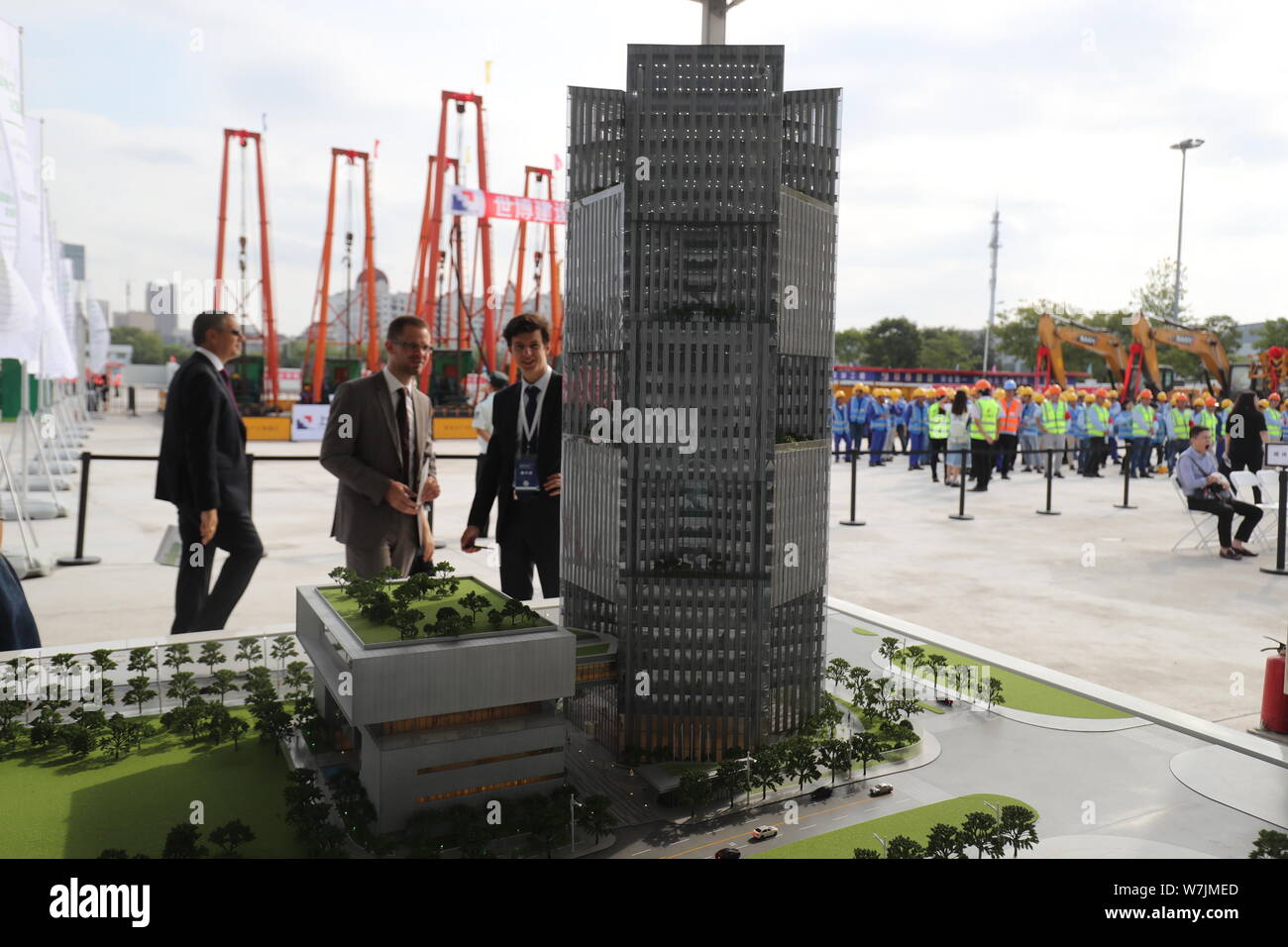 Besucher betrachten ein Modell der Brics neue Entwicklungsbank (NDB) Sitz während der Spatenstich in Shanghai, China, 2. September 2017. Stockfoto