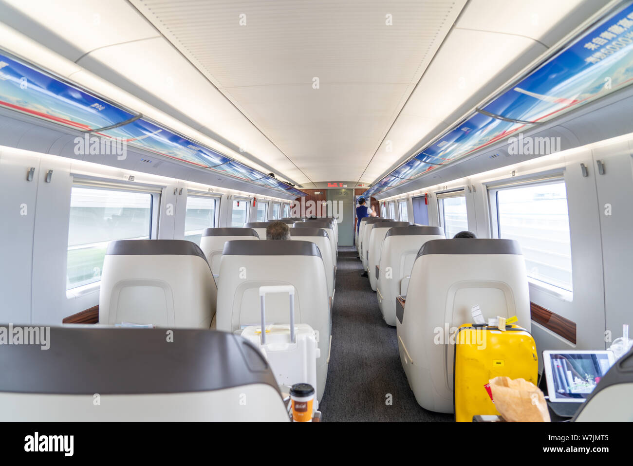 Innenraum eines Business Class Kabine auf einem High speed Chinesische Hochgeschwindigkeitszug von Shanghai nach Suzhou, China reisen. Stockfoto