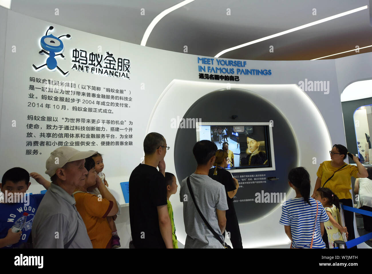 ---- Besucher probieren Sie den 'Smile' am Stand von Ant Finanzielle, eine Tochtergesellschaft der Chinesischen e-commerce Riese Alibaba Group, während einer exhibitio Stockfoto