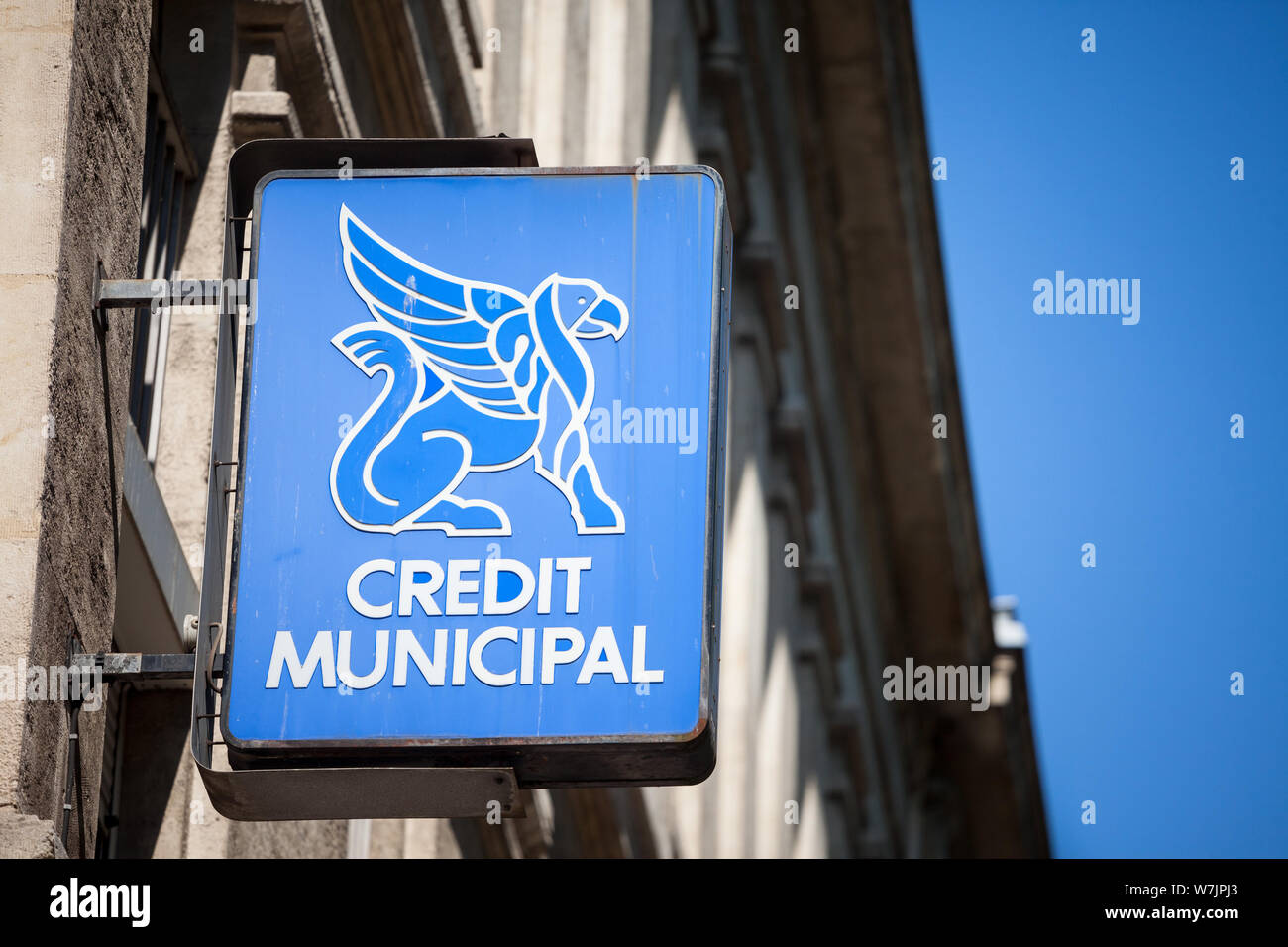 LYON, Frankreich - 13. JULI 2019: Credit kommunalen Logo vor ihrem Büro in Lyon. Dies ist eine kommunale Credit Union, eine Bank mit dem pawnbrok Stockfoto