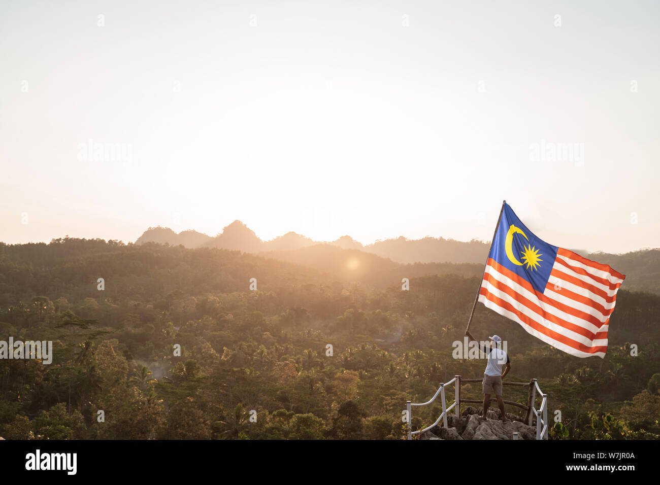 Asiatische Männer mit malaysischer Flagge feiert Tag der Unabhängigkeit Stockfoto