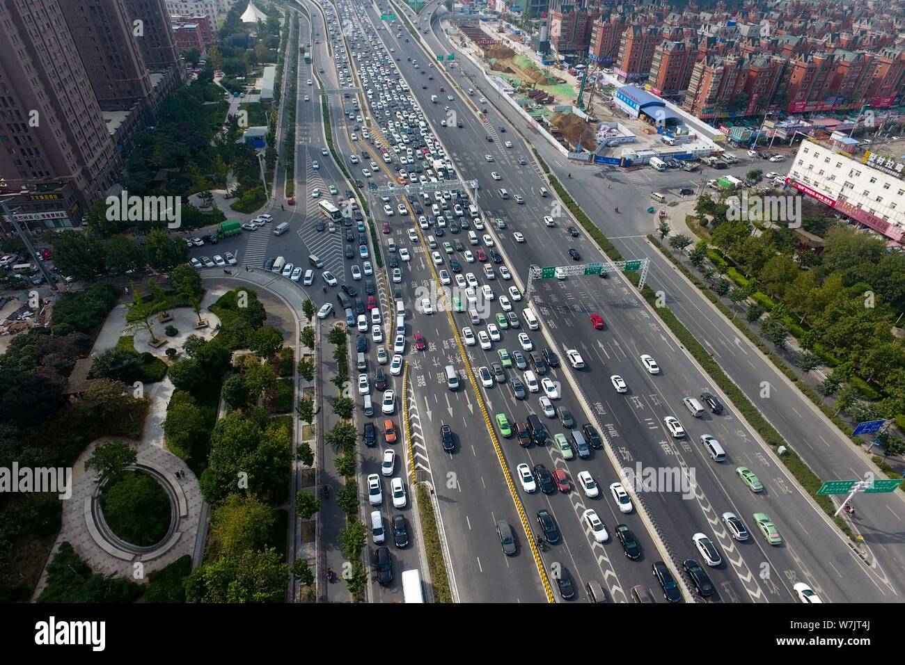 Luftaufnahme von Massen von Fahrzeugen auf einer erhöhten Schnellstraße während der Stau auf der'' Welt Autofreier Tag'', die am 22. September jedes Jahr fällt mir Stockfoto