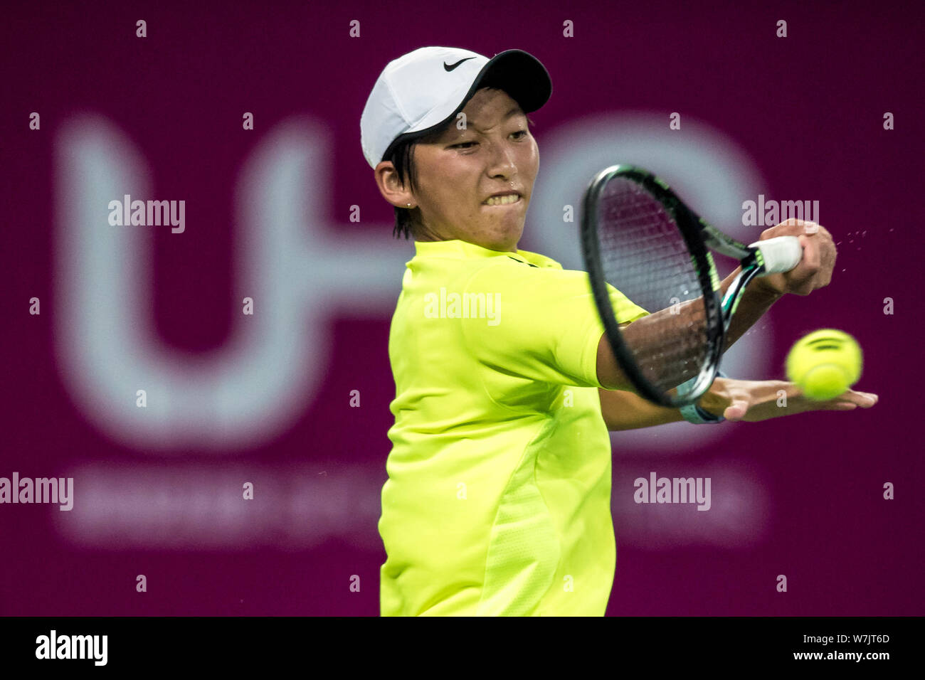 Sie xiaodi von China liefert einen Schuß zu Zhang Shuai von China in der ersten Runde beim WTA Guangzhou International Frauen 2017 in Guan Stockfoto