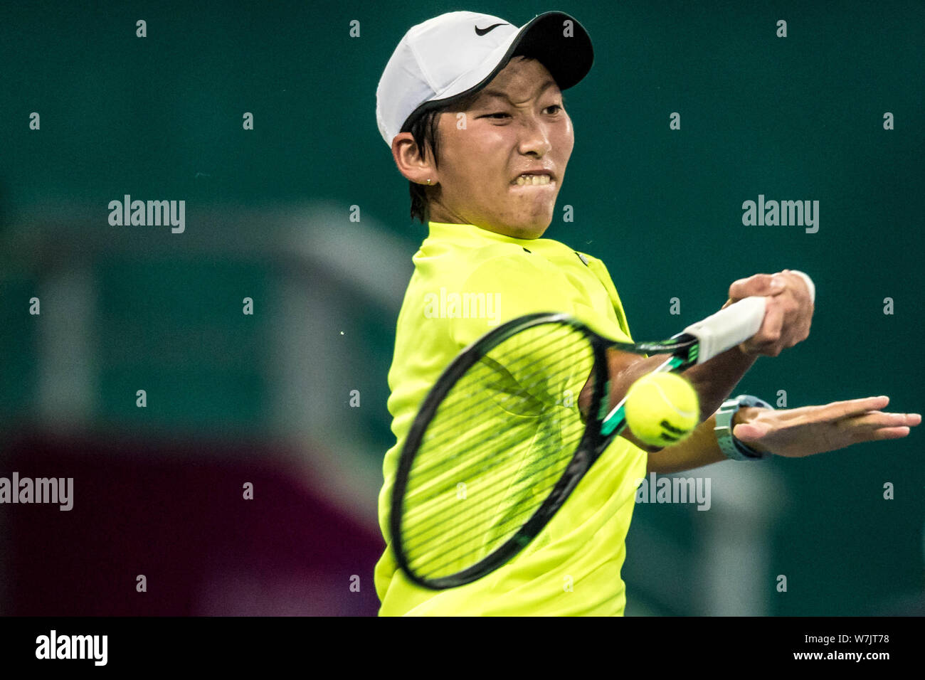 Sie xiaodi von China liefert einen Schuß zu Zhang Shuai von China in der ersten Runde beim WTA Guangzhou International Frauen 2017 in Guan Stockfoto