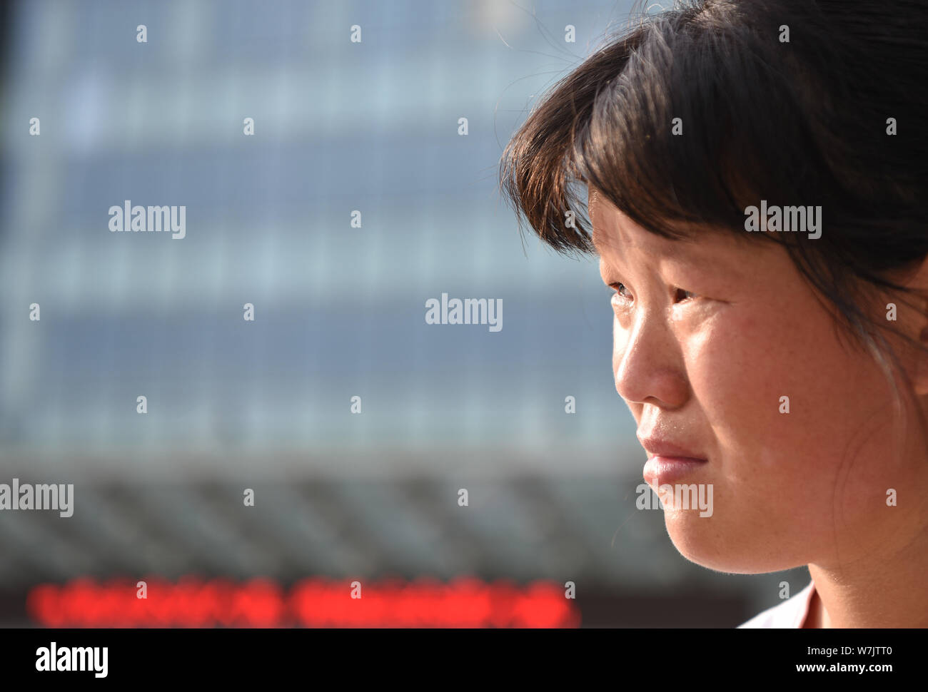 Die Mutter Xie Huiyan von sechs-jährige Jin Jin mit hirnstamm Enzephalitis, die im Koma wurde und auf einem Respirator lebte für mehr als 300 diagnostiziert Stockfoto