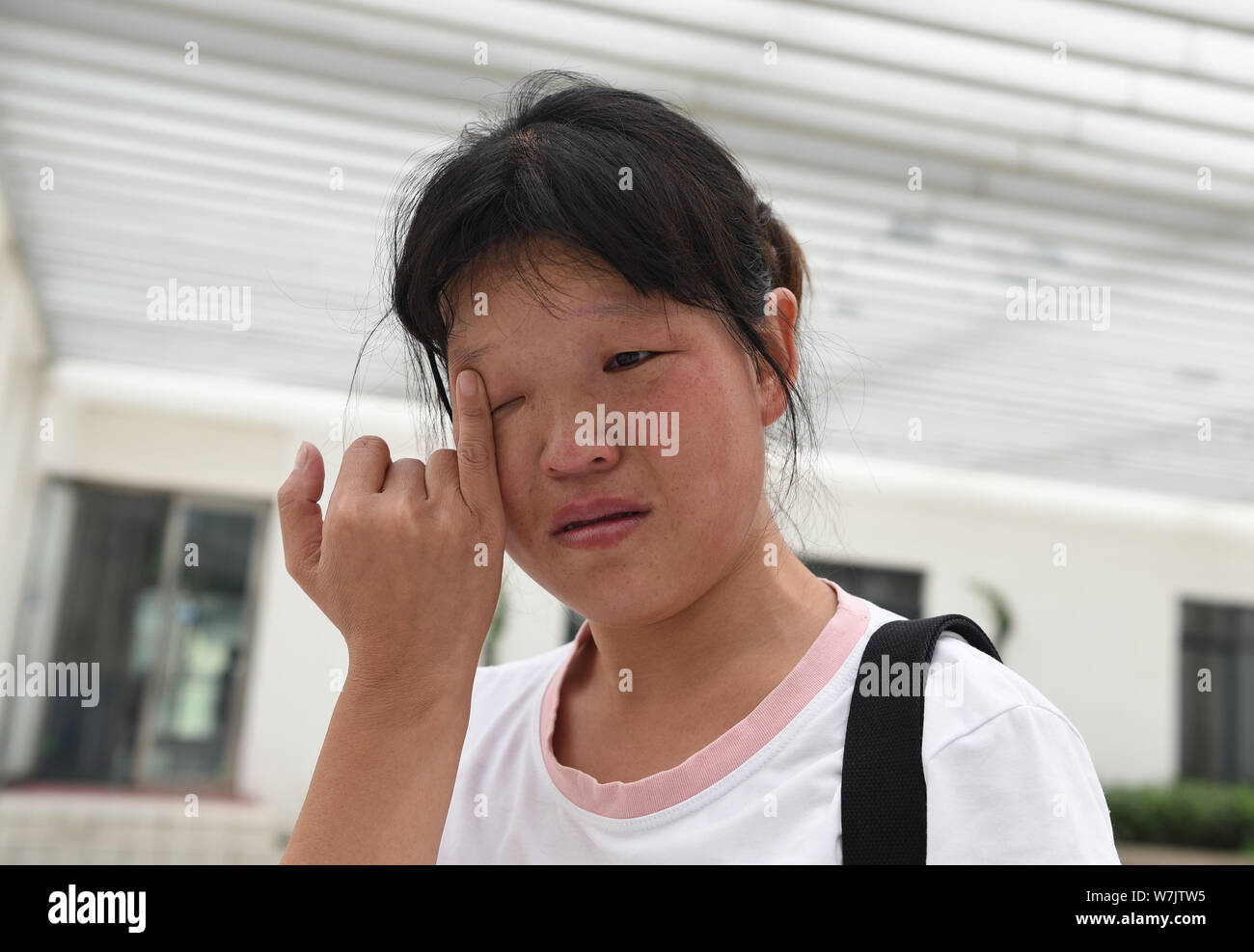 Die Mutter Xie Huiyan von sechs-jährige Jin Jin mit hirnstamm Enzephalitis, die im Koma wurde und auf einem Respirator lebte für mehr als 300 diagnostiziert Stockfoto