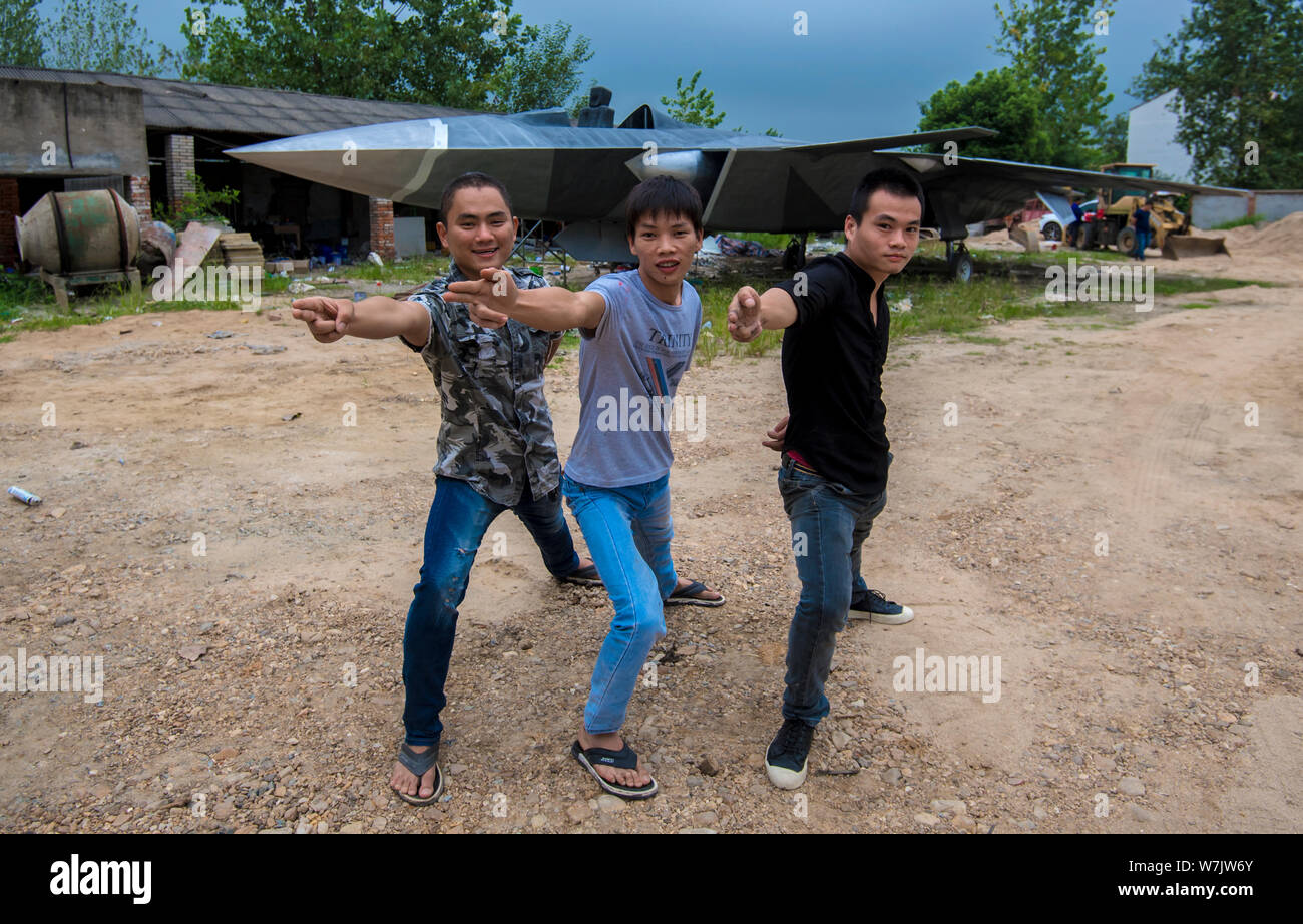 (Von links) chinesische Militär Enthusiasten Gu Chunlin, Huang Aibo und Wan-li posieren mit den lebensgrossen Modell der J-20 stealth Kampfflugzeug der Chine Stockfoto