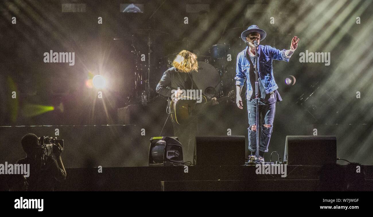 American Pop Rock Band OneRepublic führt bei seinem Konzert in Shanghai, China, 27. September 2017. Stockfoto