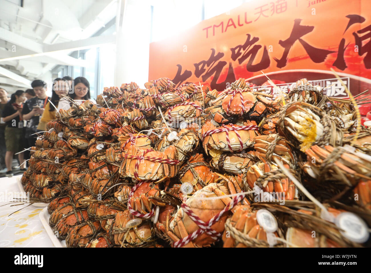 1000 gedämpfte behaarte Krabben sind auf einem Tisch in der Zentrale der Chinesischen e-commerce Riese Alibaba Group in Hangzhou City, East China Zhejiang pr Stockfoto