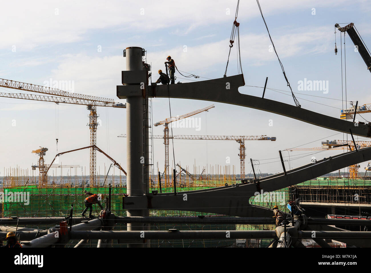 ------ Chinesische Arbeiter an der Baustelle des neuen, Beijing Daxing International Airport, in Peking, China, 3. Juni 201 Stockfoto