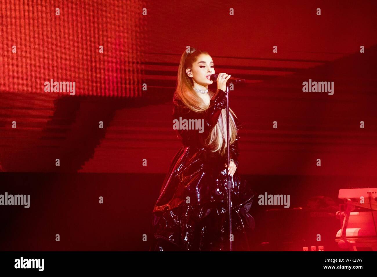 ---- Us-Sängerin und Schauspielerin Ariana Grande führt bei einem Konzert in Guangzhou City, der südchinesischen Provinz Guangdong, 30. August 2017. Stockfoto