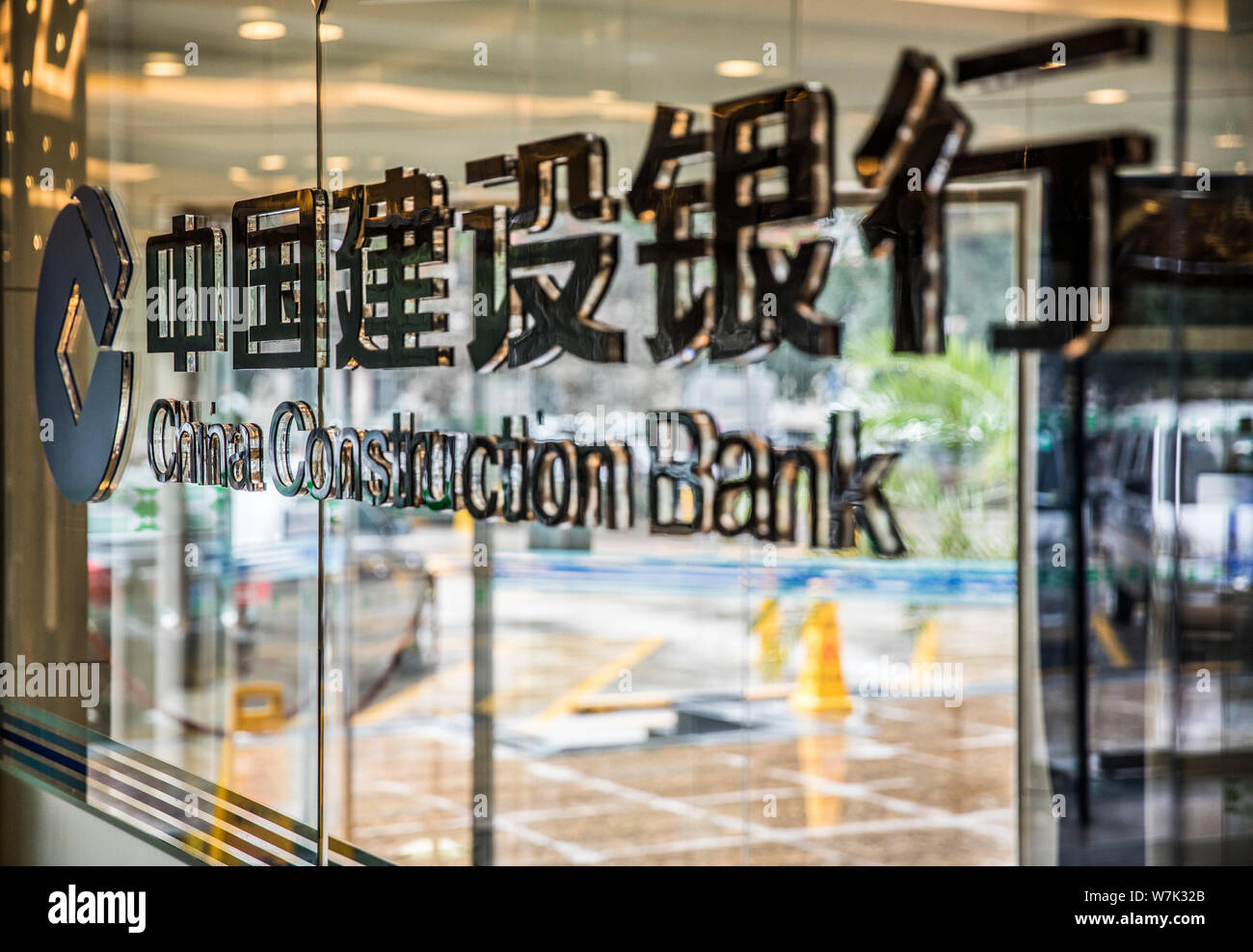 ---- Blick auf eine Filiale der China Construction Bank (CCB) in Peking, China, 26. Januar 2016. Net China Construction Bank Corporation Gewinn stieg Stockfoto