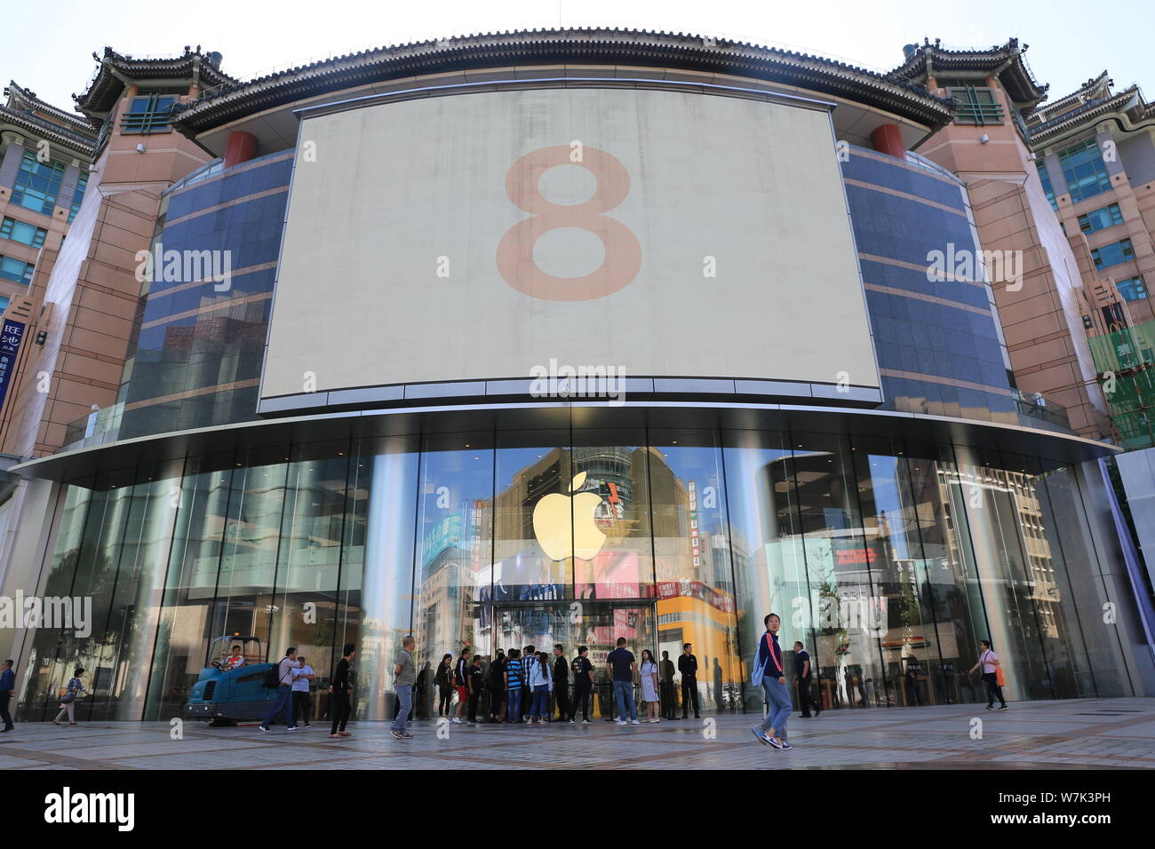 Chinesische Kunden warten vor dem Apple Store iPhone kaufen, 8 und 8 Plus Smartphones auf der Einkaufsstraße Wangfujing in Peking, China, 22. September Stockfoto