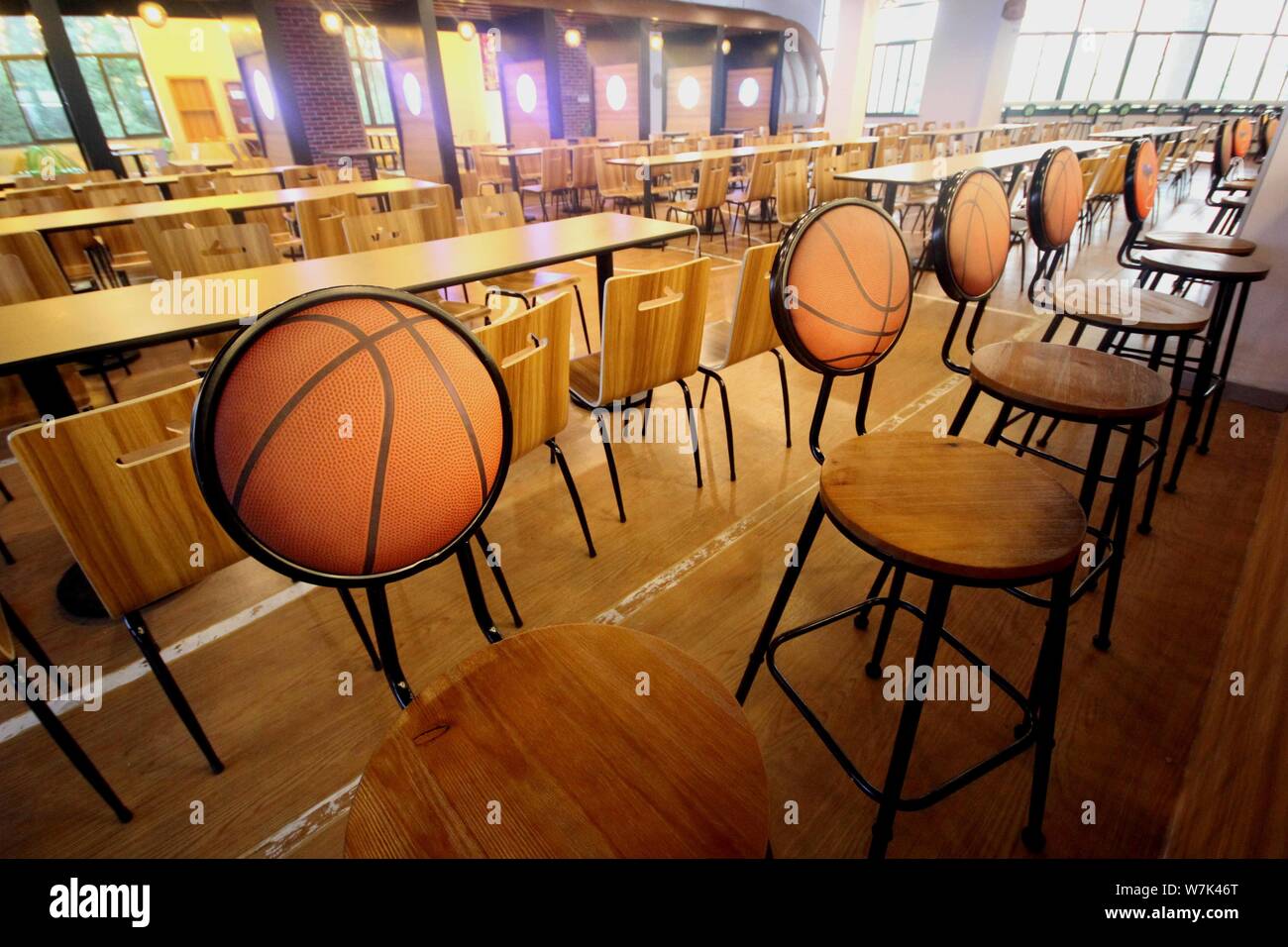 Blick auf Stühlen mit Basketball Elemente zu einem Sport - themed Kantine im Campus der Universität Nanjing für Luft- und Raumfahrt in Nanjing Stockfoto