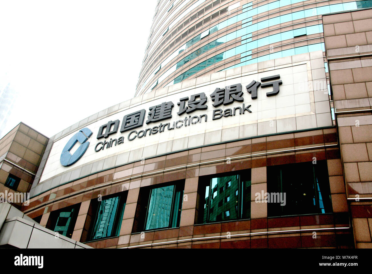 ---- Blick auf eine Filiale der China Construction Bank (CCB) in Shanghai, China, 29. Juni 2017. Net China Construction Bank Corporation Gewinn stieg 3. Stockfoto
