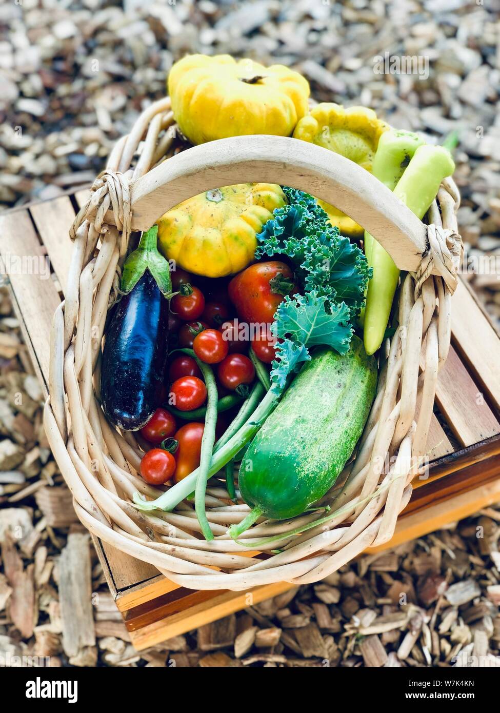 Bio Gemüse Warenkorb Hintergrund Sommer Wachstum bunte frische Lebensmittel Stockfoto
