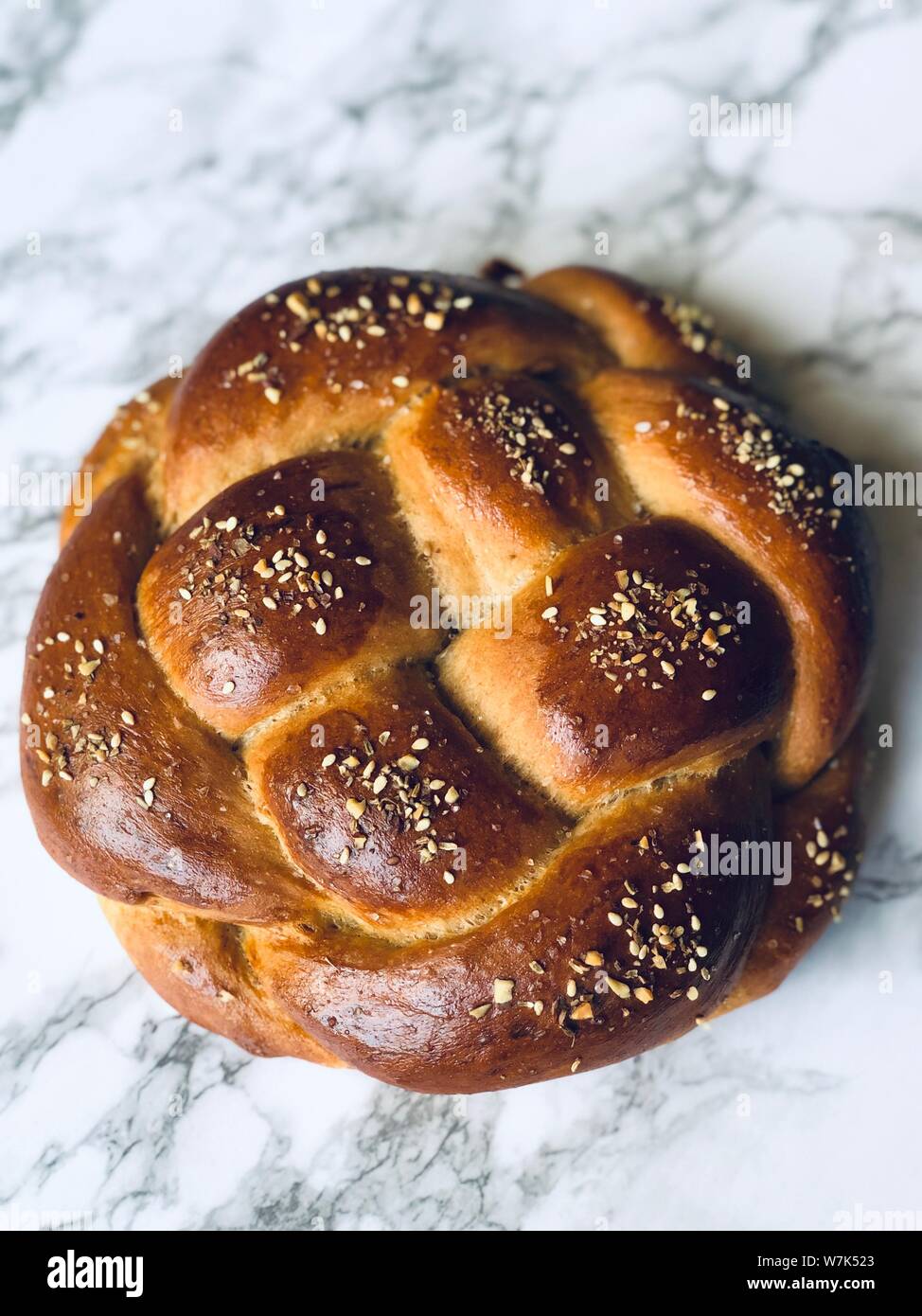 Runde challah Zopfbrot auf Marmor Hintergrund hausgemachte gebackene traditionelle jüdische Speisen für Schabbat und Feiertage Stockfoto