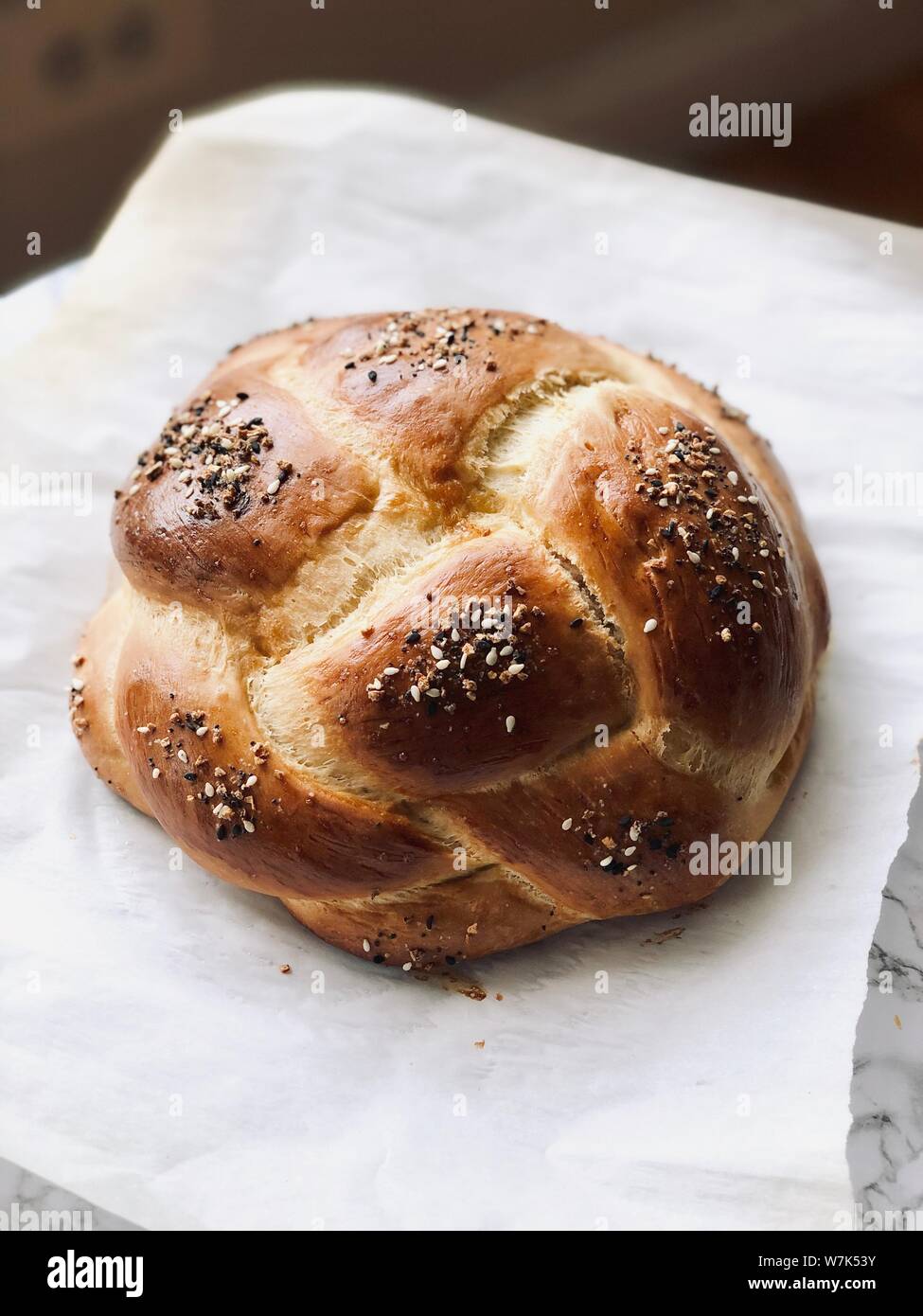 Runde challah geflochtener Brot hausgemachte gebackene auf Trägerfolie traditionelle jüdische Speisen für Schabbat und Feiertage Stockfoto