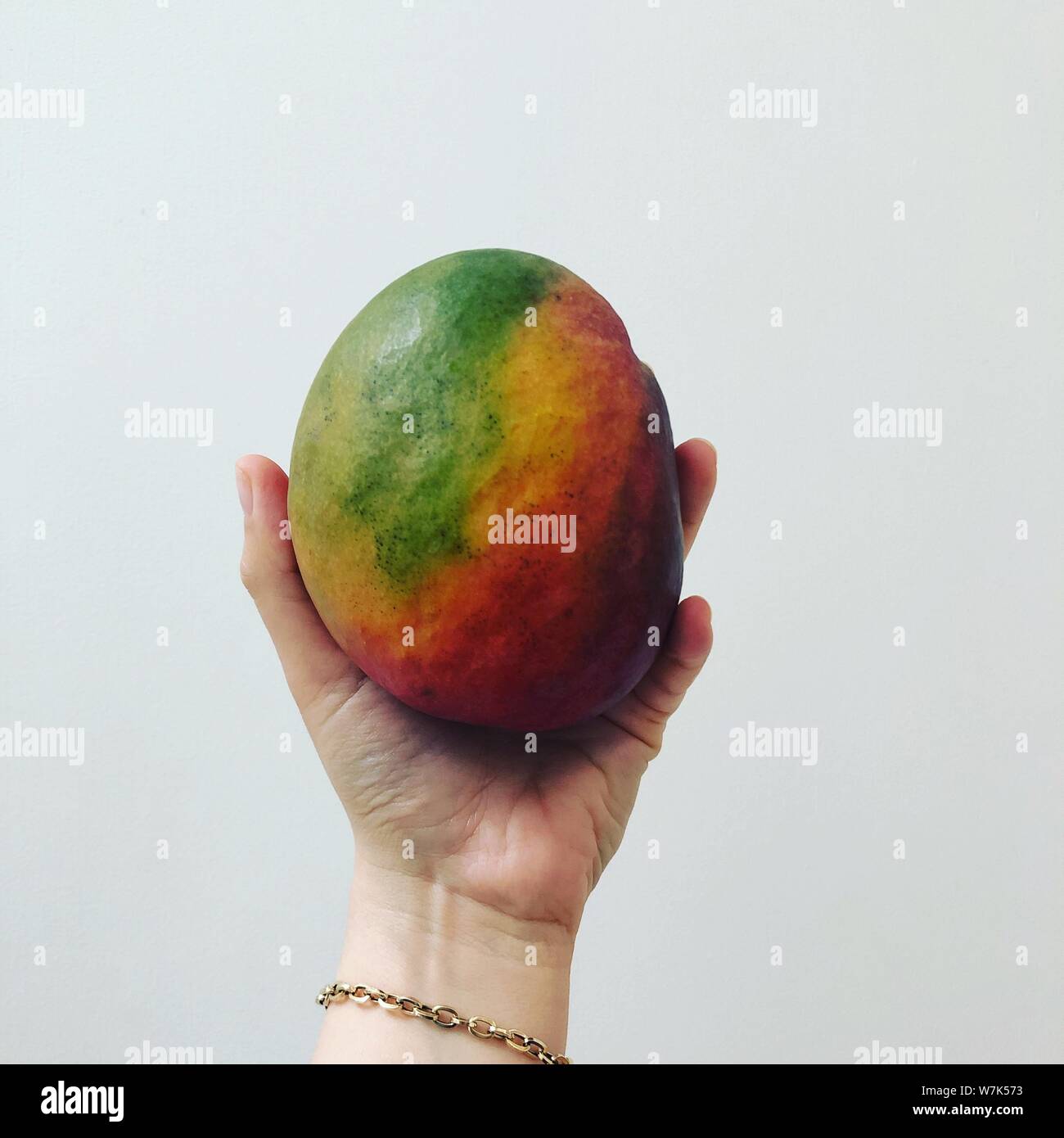 Hand hält Mango Sommer Obst Hintergrund Stockfoto