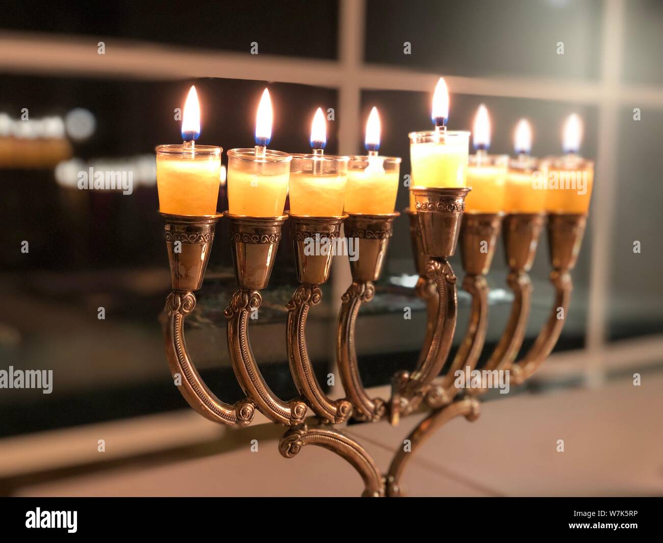 Hanukkah Menorah Kerzenschein jüdischen Feiertagen Symbol traditionelle religiöse Lichter im Dunkeln Stockfoto