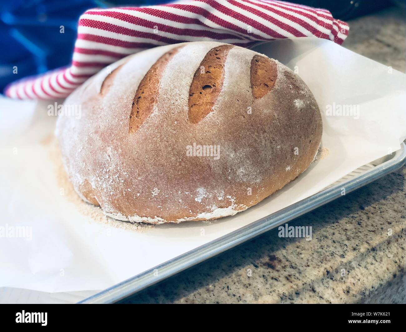 Hausgemachte ganze Brot Dinkel frisch aus dem Ofen. Die Herstellung von Brot essen gesund essen. Stockfoto