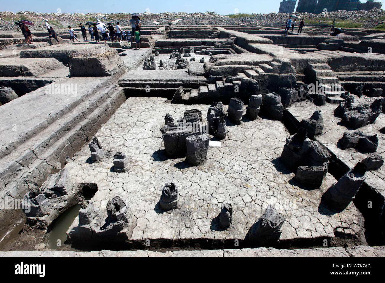 Blick auf die Ausgrabungsstätte der Xiawangdu Ruinen 5.800 Jahre zurück in die Jungsteinzeit in Ningbo City, der ostchinesischen Provinz Zhejiang, 6 Sept Stockfoto