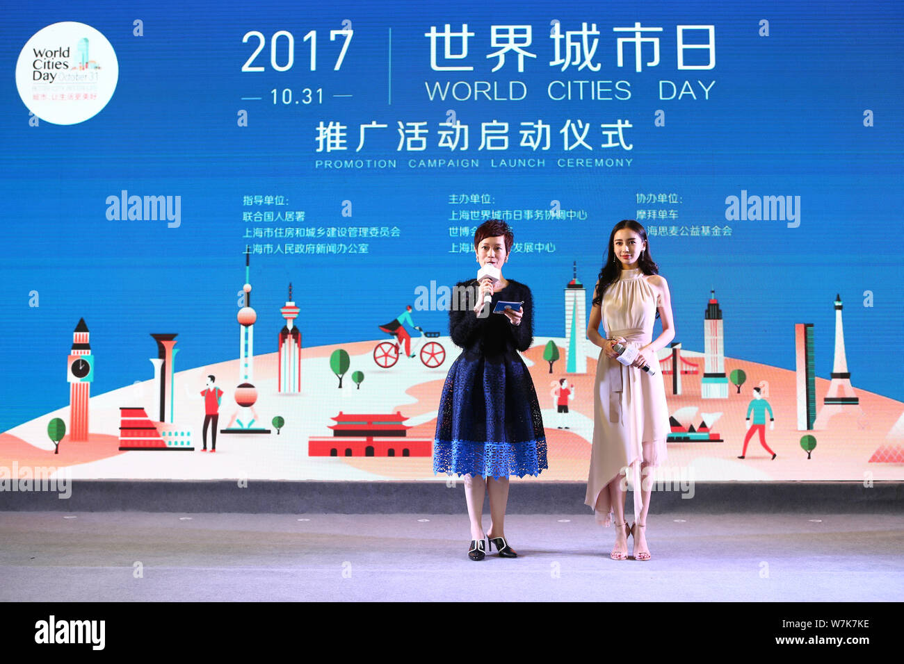 Hong Kong Schauspielerin Angelababy, rechts, nimmt die Zeremonie der Welt 2017 Städte Tag Werbekampagne in Shanghai, China, 29. September 2017 Stockfoto