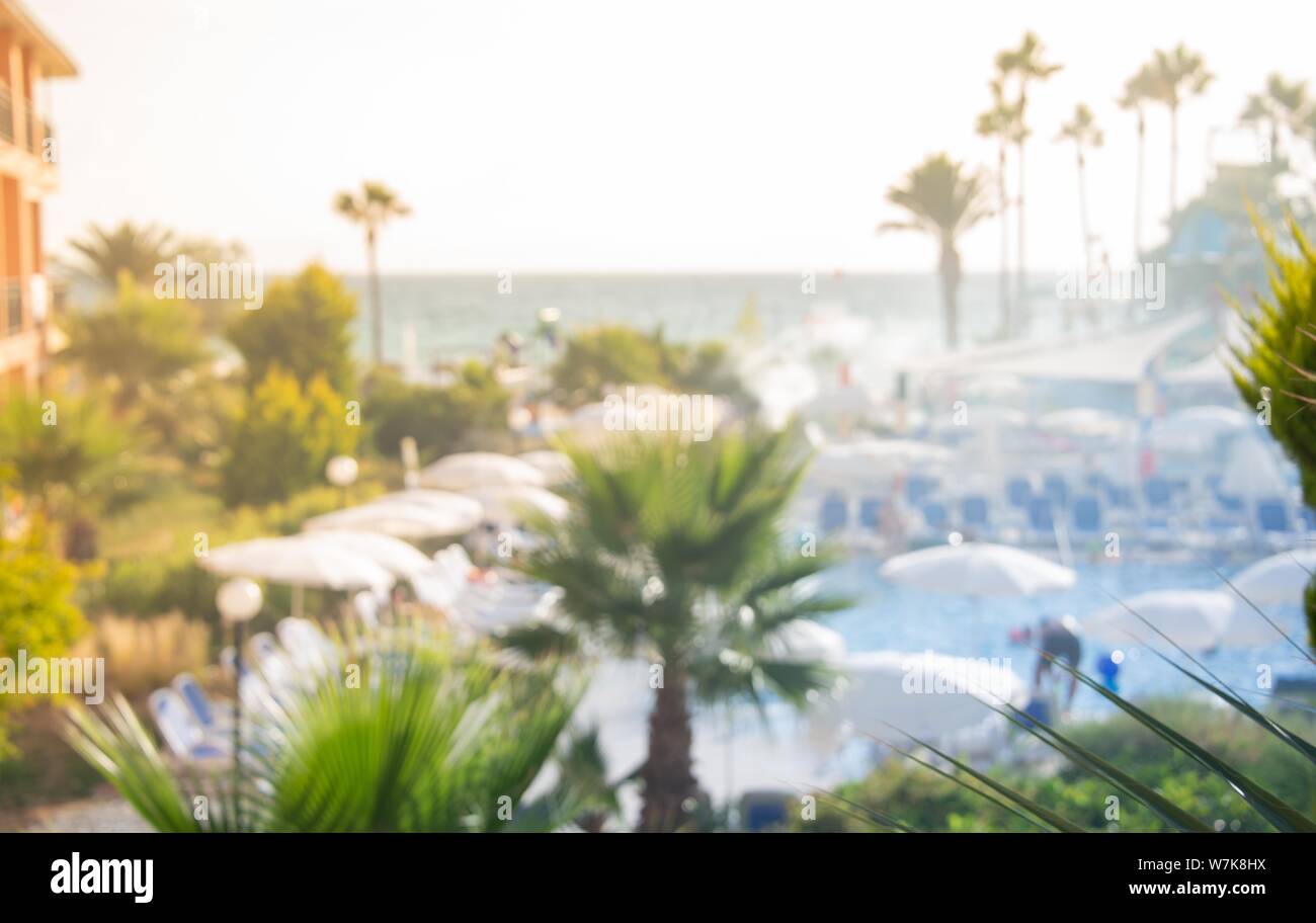 Soft Focus der Panoramablick auf den Sommer Resort Hotel Pool und das Meer. Stockfoto