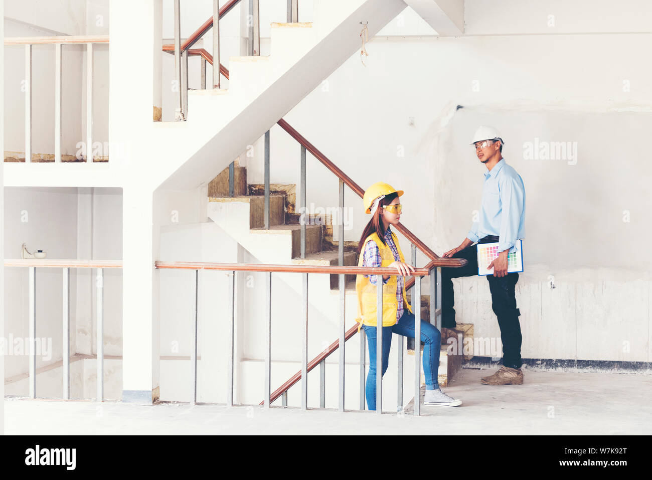 Team Technik arbeiten gemeinsam in der Baustelle. Stockfoto