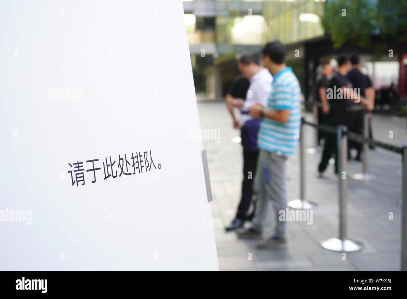 Chinesische Kunden warten vor dem Apple Store iPhone kaufen, 8 und 8 Plus smartphones in der sanlitun Einkaufsviertel in Peking, China, 22 Septembe Stockfoto