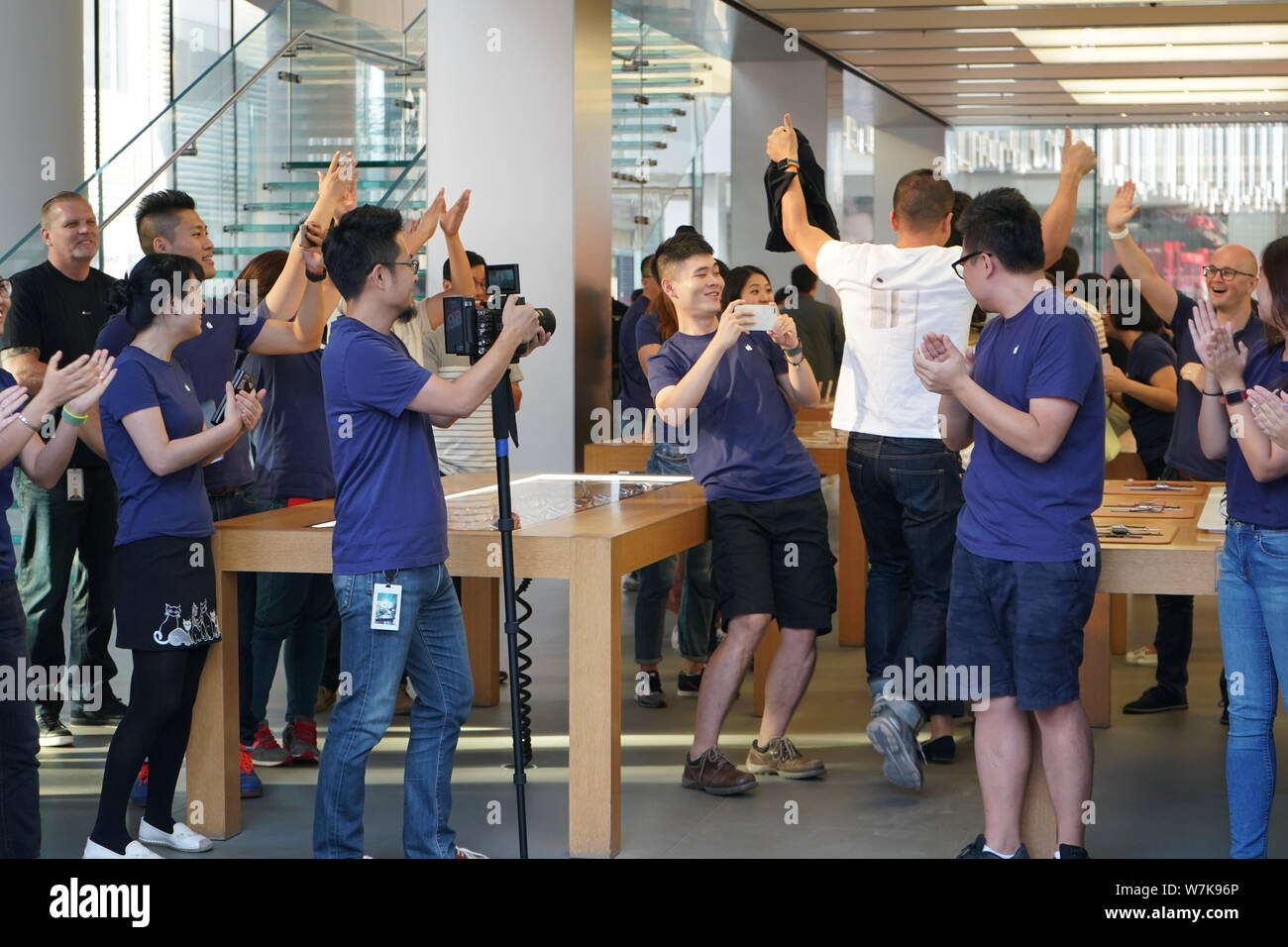Chinesische Mitarbeiter willkommen Kunden iPhone 8 und 8 Plus Smartphones im Apple Store in der sanlitun Einkaufsviertel in Peking, China, 22. September Stockfoto