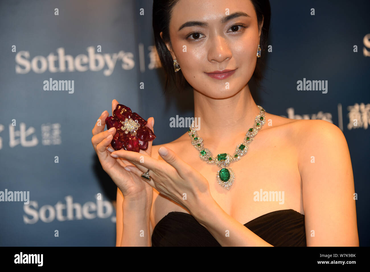 Ein Modell zeigt eine rubellit und Diamant Brosche/Anhänger "Orchid" von Cartier und ein Smaragd und Diamanten parure von Van Cleef & Arpels während einer Vorschau f Stockfoto