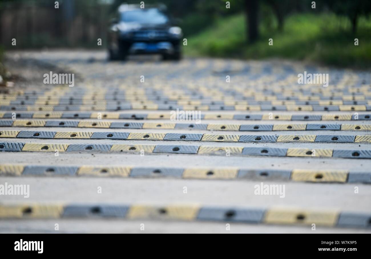 Ein Auto fährt auf einer 200 Meter langen "washboard Road" mit mehr als 100 Geschwindigkeit Stösse in Fengtai District, Beijing, China, 9. September 2017. Ein 200-Meter Stockfoto