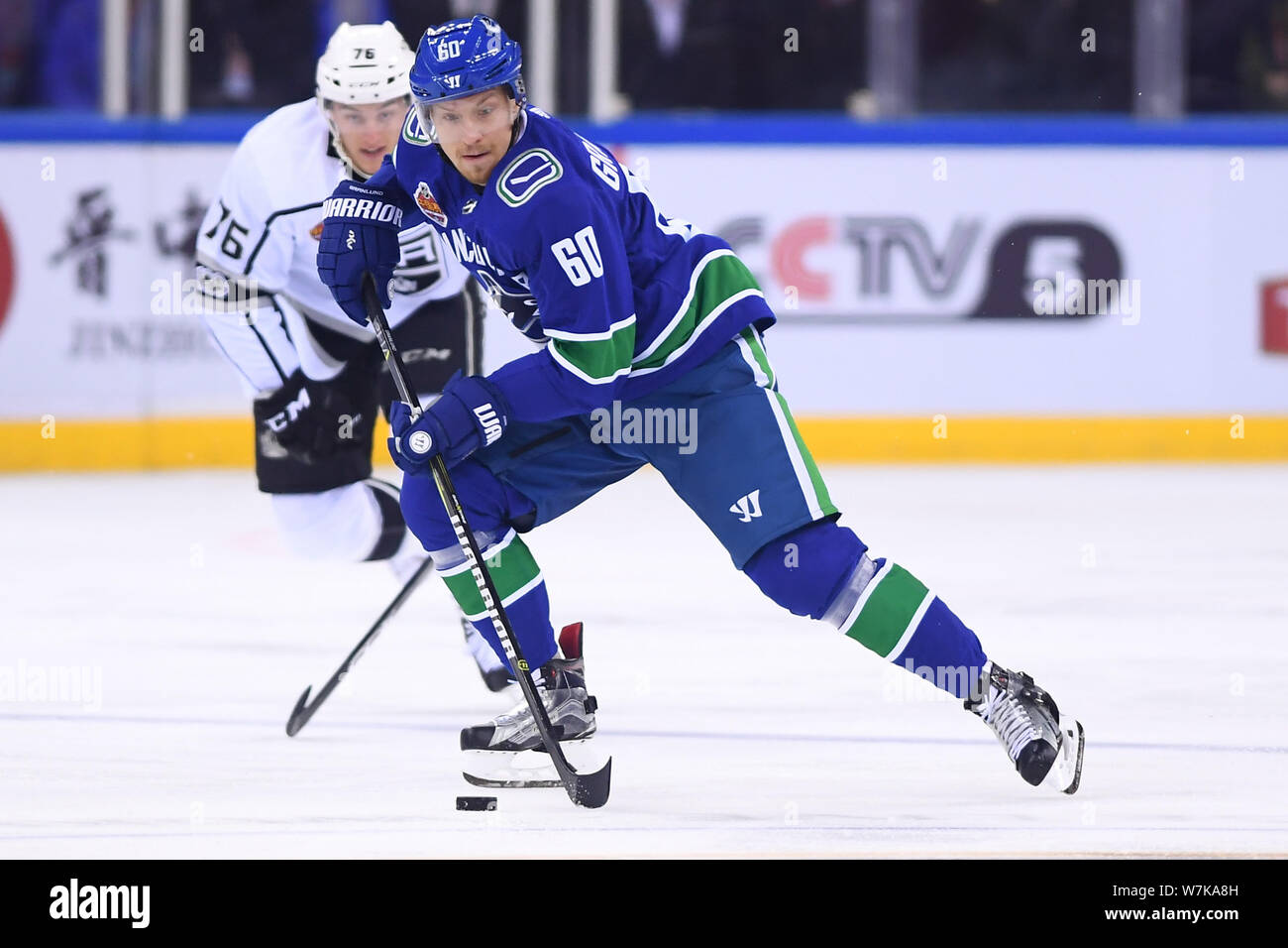 Markus Granlund, Front, der Vancouver Canucks konkurriert gegen Jonny Brodzinski der Los Angeles Kings in der zweiten NHL China preseason Hockey Game Stockfoto