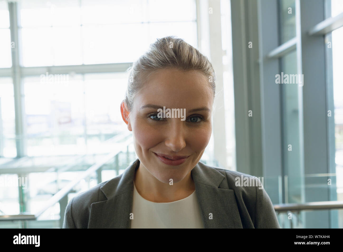 Happy Geschäftsfrau, die in der Flur am Büro Stockfoto