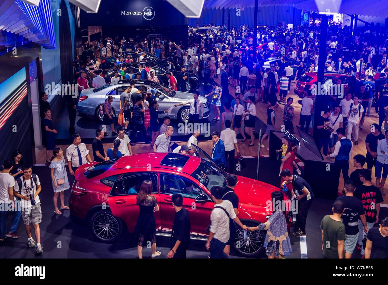 ---- Besucher Masse der Stand von Mercedes-Benz bei einem Auto Show in Chengdu City, im Südwesten Chinas Provinz Sichuan, 26. August 2017. China ist ein Stockfoto