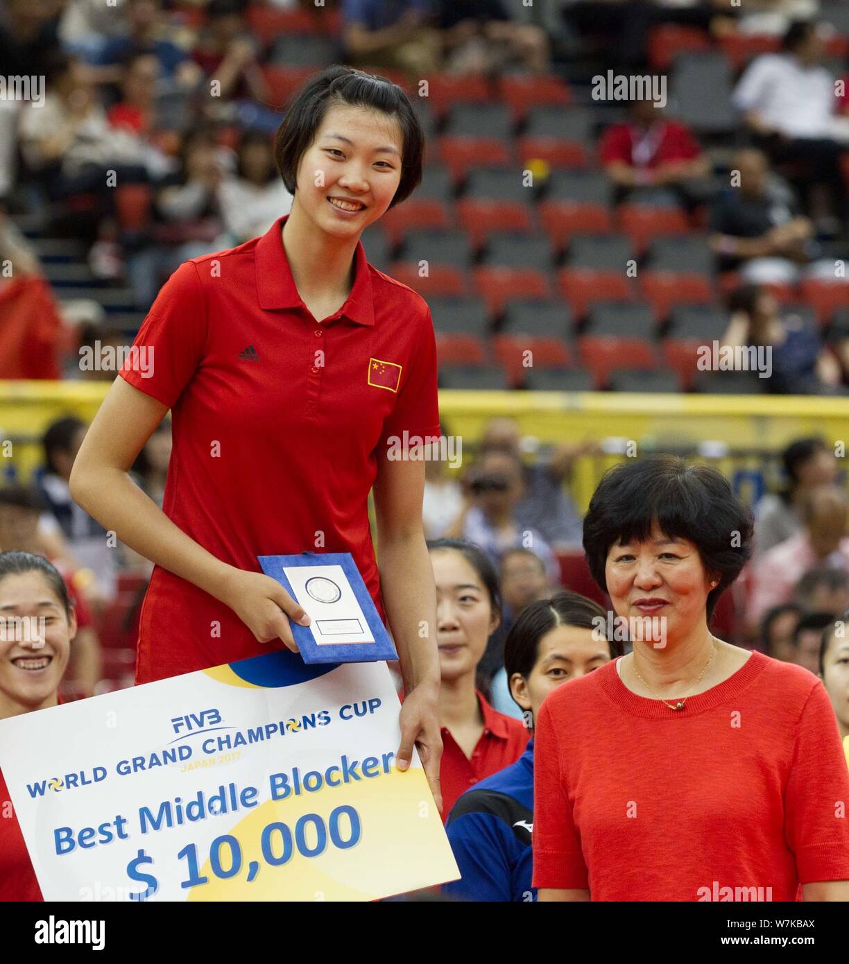 Yuan Xinyue der Nationalen Chinesischen Volleyballerinnen ist mit der Trophäe des besten mittleren Blocker bei der Verleihung der 2017 FI ausgezeichnet Stockfoto
