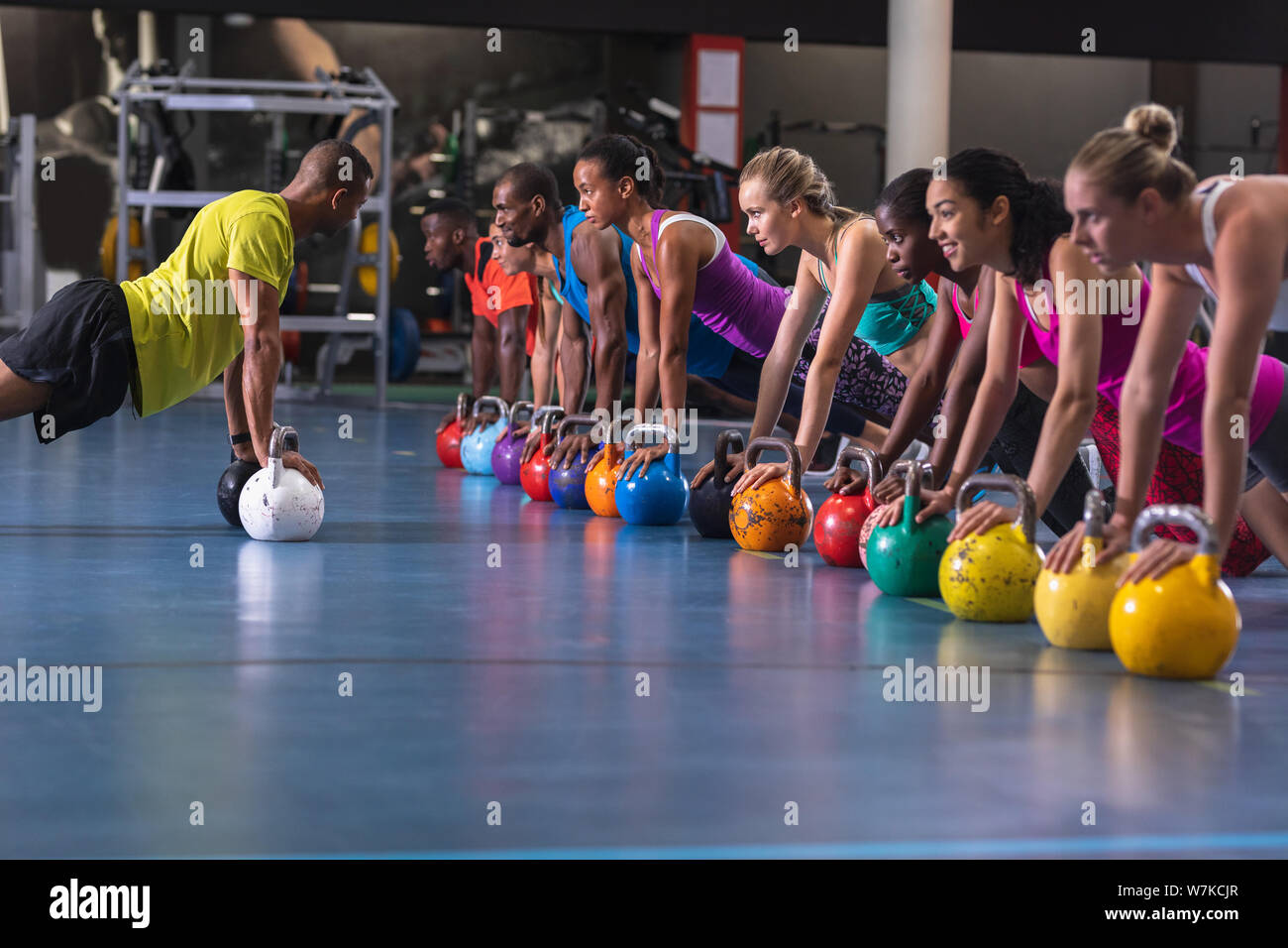 Männliche Trainer training Frauen Übung mit kettlebell durchführen Stockfoto