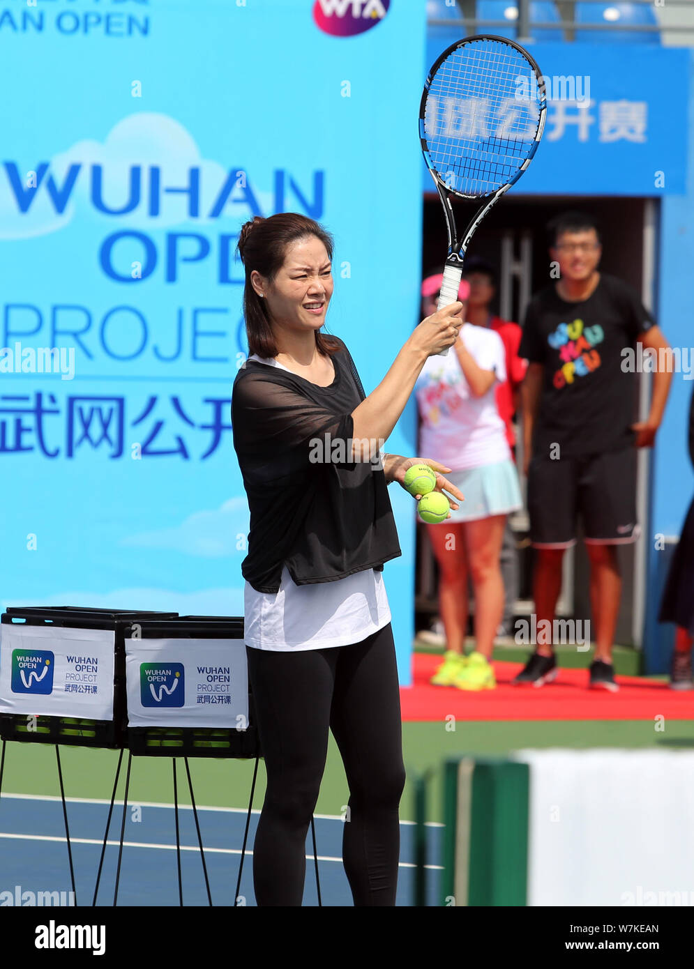 Chinesische zwei Grand-slam-Meister Li Na tennis Fähigkeiten an junge Spieler während der 2017 WTA Wuhan Projekt öffnen Ereignis in Wuhan City zeigt, zentrale Ch Stockfoto