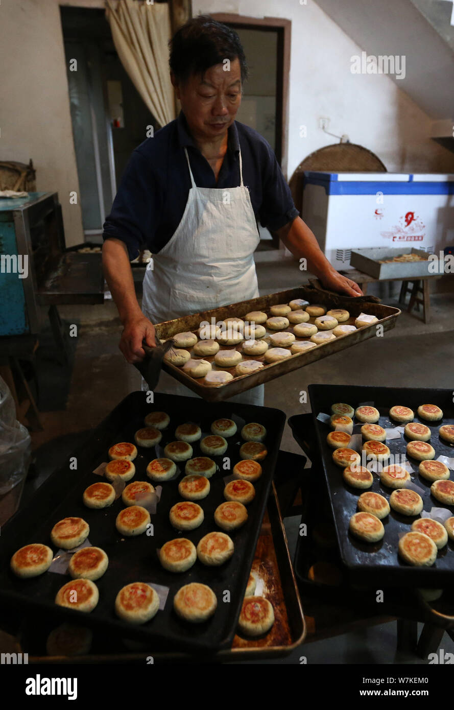 68-jährige Chinesische Bäckerei Inhaber Cheng Guisheng backt mooncakes in seiner Werkstatt in Xiuning County, Beijing, der ostchinesischen Provinz Anhui, 29 Sep Stockfoto