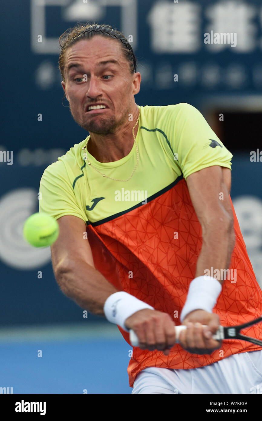 Dudi Sela der Israelischen gibt einen Schuß zu Alexandr Dolgopolov der Ukraine in ihren Viertelfinalegleichen der männlichen Singles während der 2017 Shenzhen Öffnen t Stockfoto