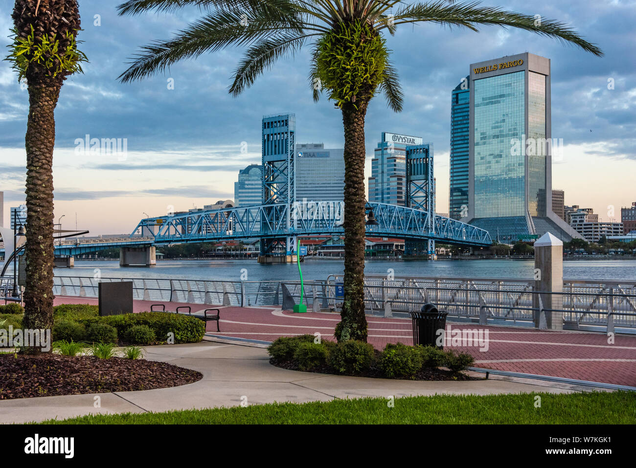 Blick auf Downtown Jacksonville, Florida bei Sonnenaufgang von der Southbank Riverwalk auf dem St. Johns River. (USA) Stockfoto